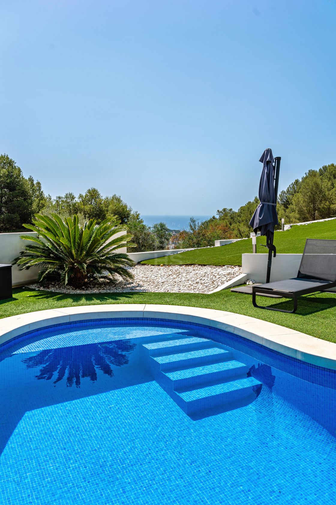 Exquisite luxury villa with sea views in a secure and peaceful setting of Pinares de San Anton