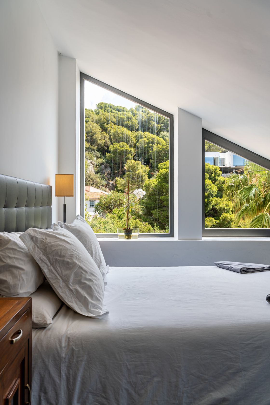 Exquisite luxury villa with sea views in a secure and peaceful setting of Pinares de San Anton