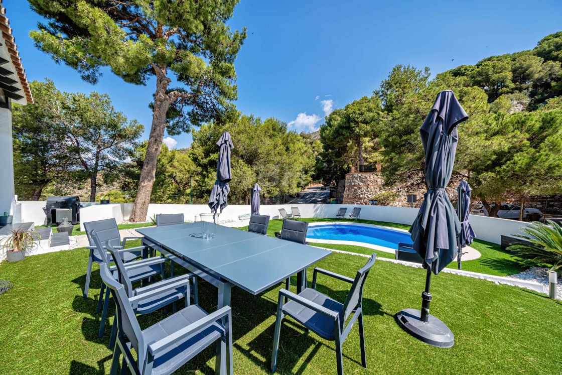 Exquisite luxury villa with sea views in a secure and peaceful setting of Pinares de San Anton