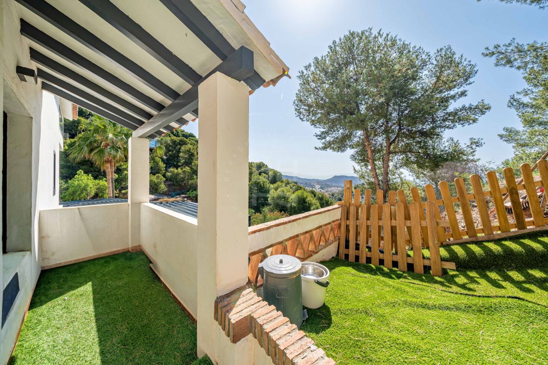 Exquisite luxury villa with sea views in a secure and peaceful setting of Pinares de San Anton