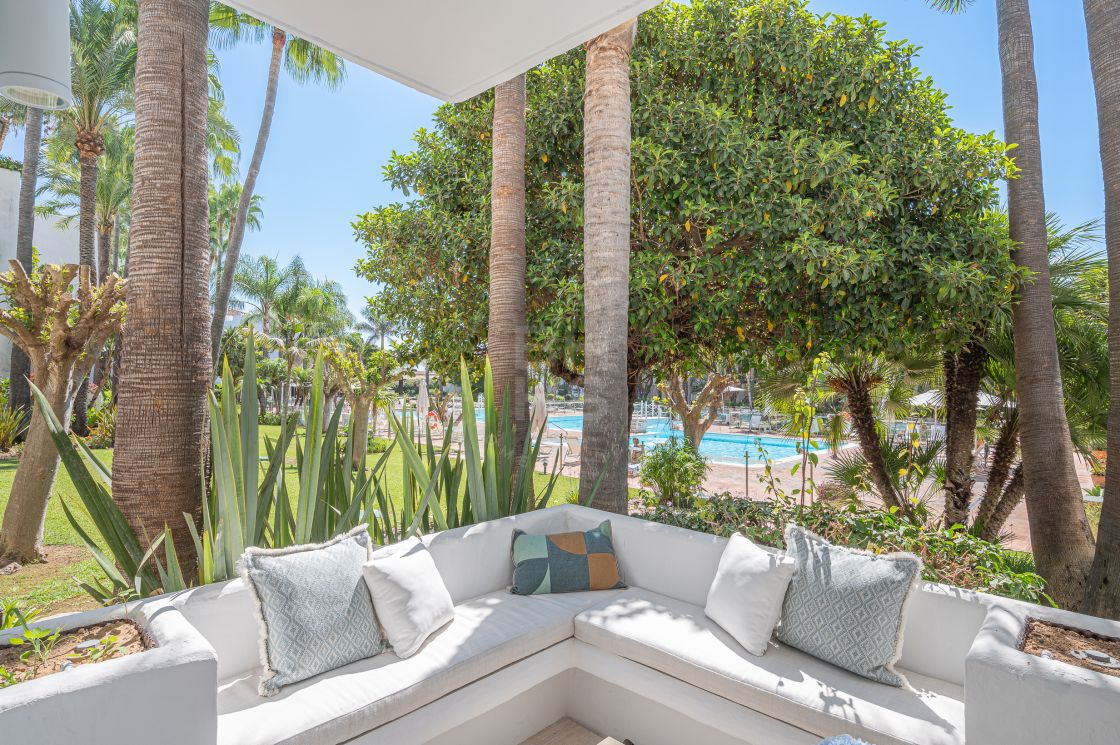 Stunning fully renovated ground-floor in the heart of the exclusive beachfront complex of Marina Puente Romano, Marbella’s Golden Mile