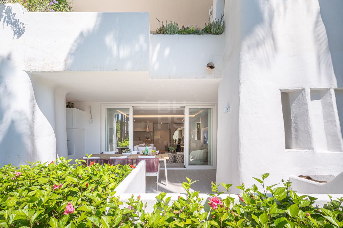 Stunning fully renovated ground-floor in the heart of the exclusive beachfront complex of Marina Puente Romano, Marbella’s Golden Mile