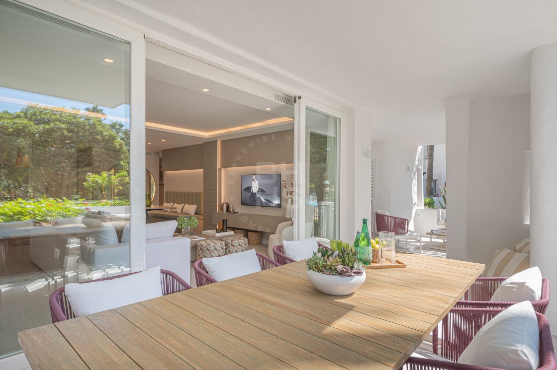 Stunning fully renovated ground-floor in the heart of the exclusive beachfront complex of Marina Puente Romano, Marbella’s Golden Mile
