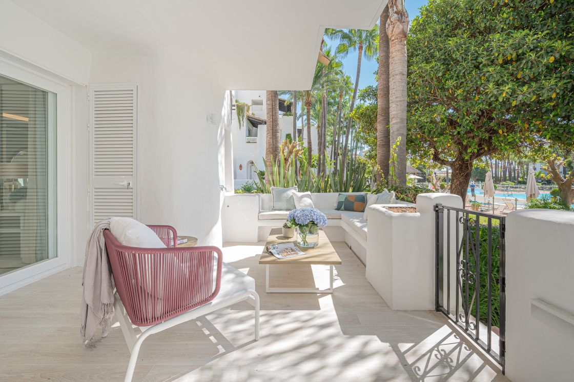 Stunning fully renovated ground-floor in the heart of the exclusive beachfront complex of Marina Puente Romano, Marbella’s Golden Mile