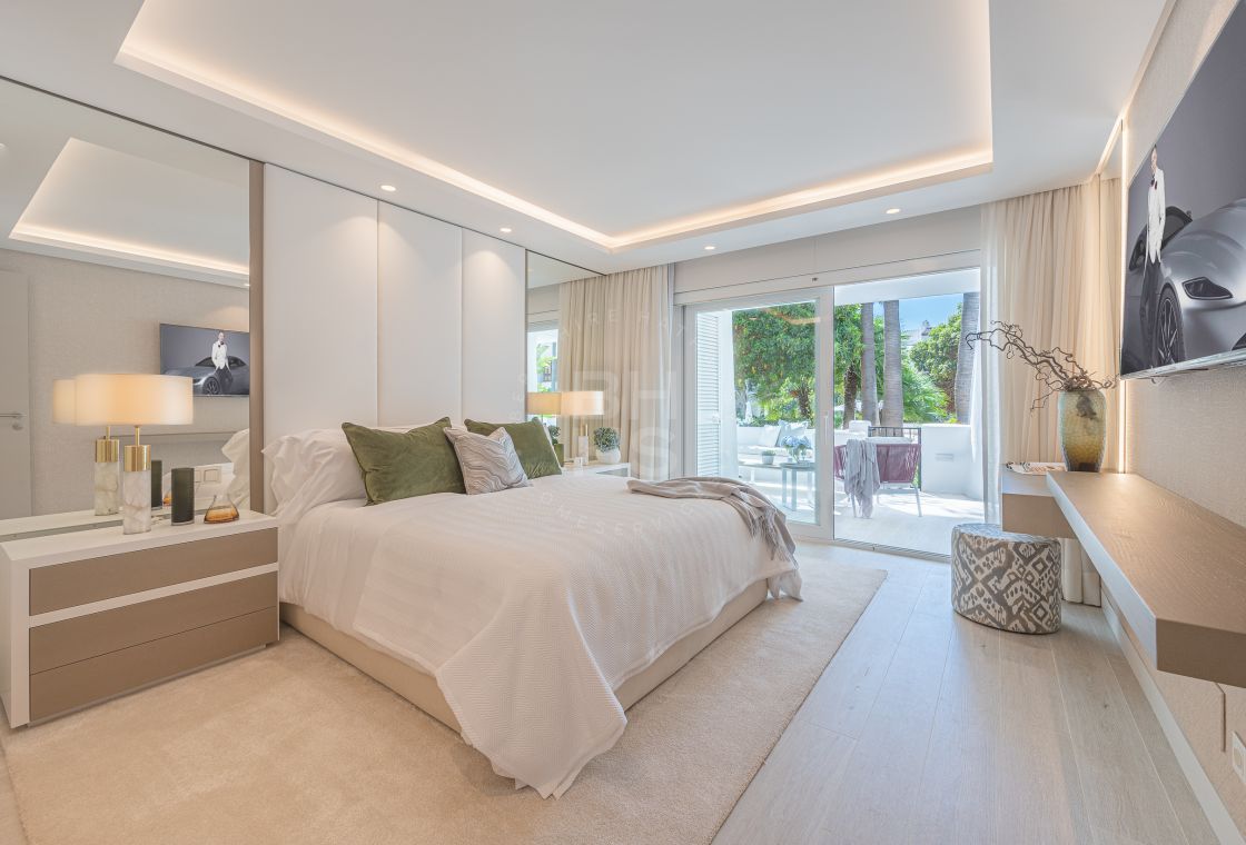 Stunning fully renovated ground-floor in the heart of the exclusive beachfront complex of Marina Puente Romano, Marbella’s Golden Mile