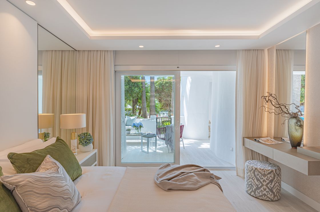 Stunning fully renovated ground-floor in the heart of the exclusive beachfront complex of Marina Puente Romano, Marbella’s Golden Mile