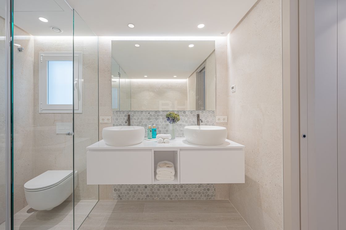 Stunning fully renovated ground-floor in the heart of the exclusive beachfront complex of Marina Puente Romano, Marbella’s Golden Mile