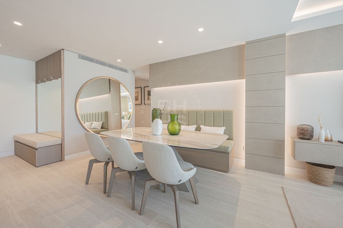 Stunning fully renovated ground-floor in the heart of the exclusive beachfront complex of Marina Puente Romano, Marbella’s Golden Mile