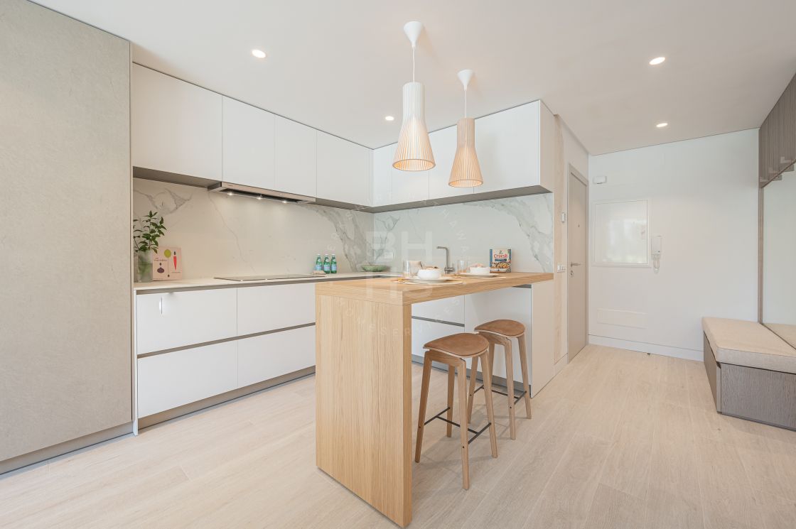 Stunning fully renovated ground-floor in the heart of the exclusive beachfront complex of Marina Puente Romano, Marbella’s Golden Mile