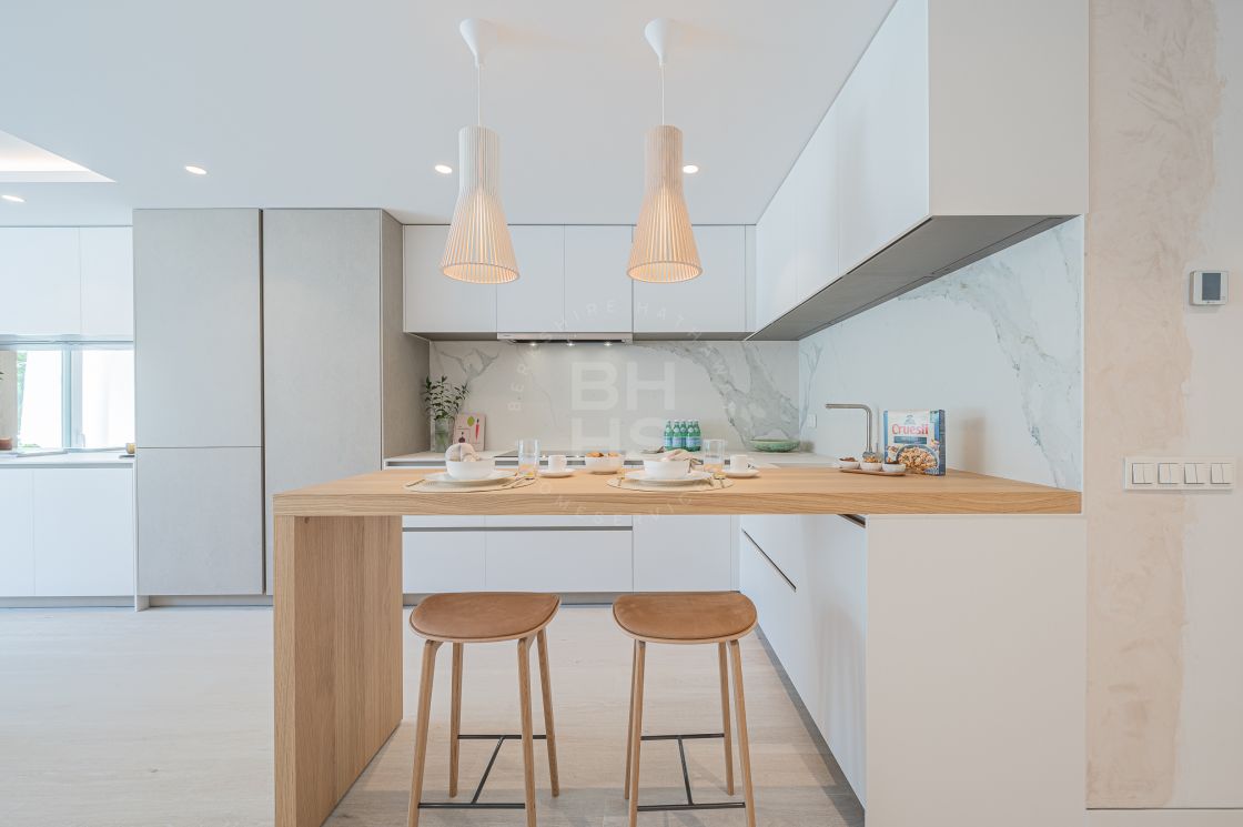 Stunning fully renovated ground-floor in the heart of the exclusive beachfront complex of Marina Puente Romano, Marbella’s Golden Mile