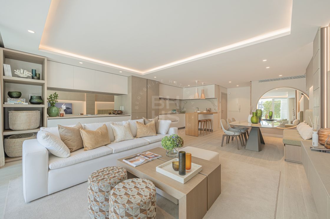 Stunning fully renovated ground-floor in the heart of the exclusive beachfront complex of Marina Puente Romano, Marbella’s Golden Mile