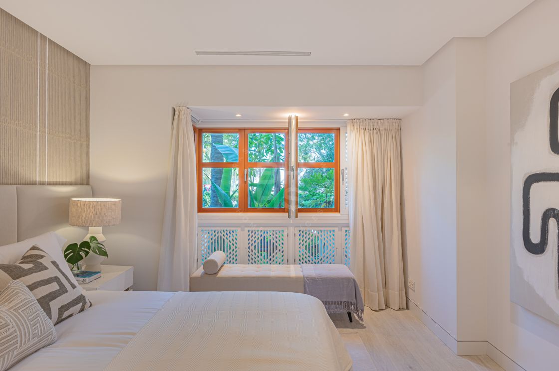 Stunning fully renovated ground-floor in the heart of the exclusive beachfront complex of Marina Puente Romano, Marbella’s Golden Mile