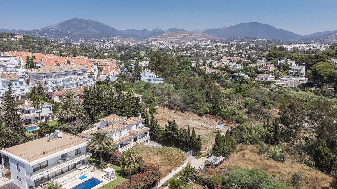 Turnkey luxury villa in a convenient location in Nueva Andalucía, walking distance to all amenities and Puerto Banús