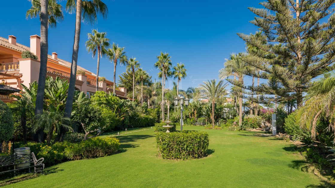 Huge beachfront duplex apartment in Casa Nova, Puerto Banús