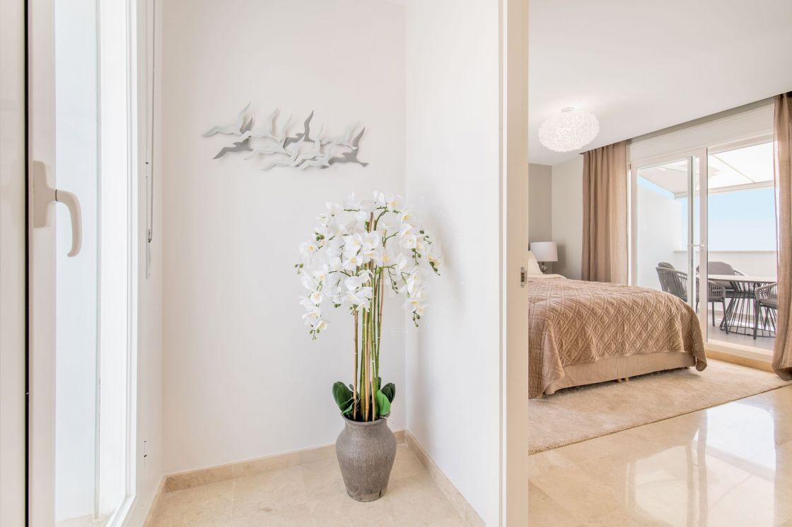 Fully renovated penthouse with open views in Aloha Royal, in the Golf Valley of Nueva Andalucía