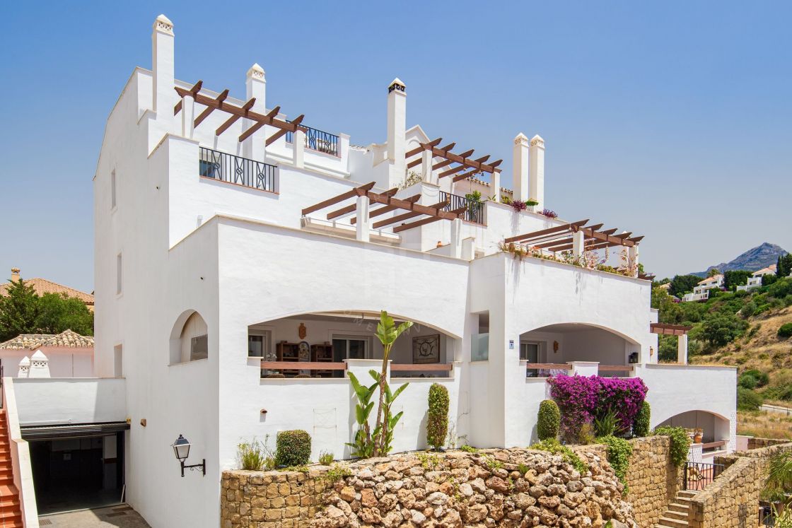 Fully renovated penthouse with open views in Aloha Royal, in the Golf Valley of Nueva Andalucía