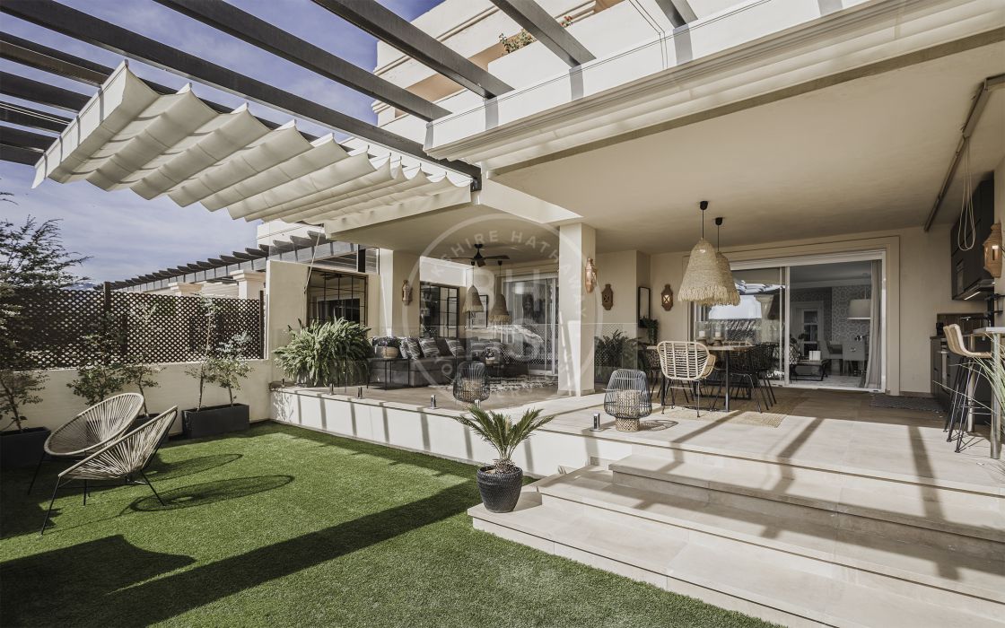 Spacious ground-floor apartment with private gardens in La Quinta Village, Nueva Andalucía
