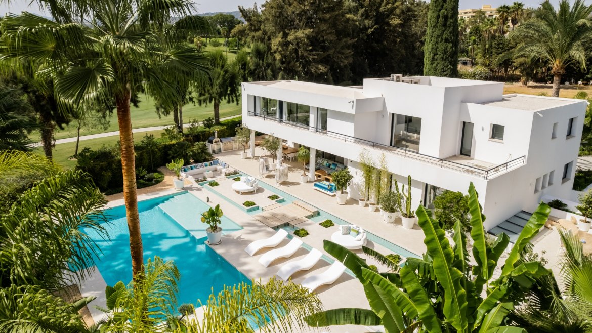 Image of a villa for sale, located in Las Brisas, Nueva Andalucía, Marbella.