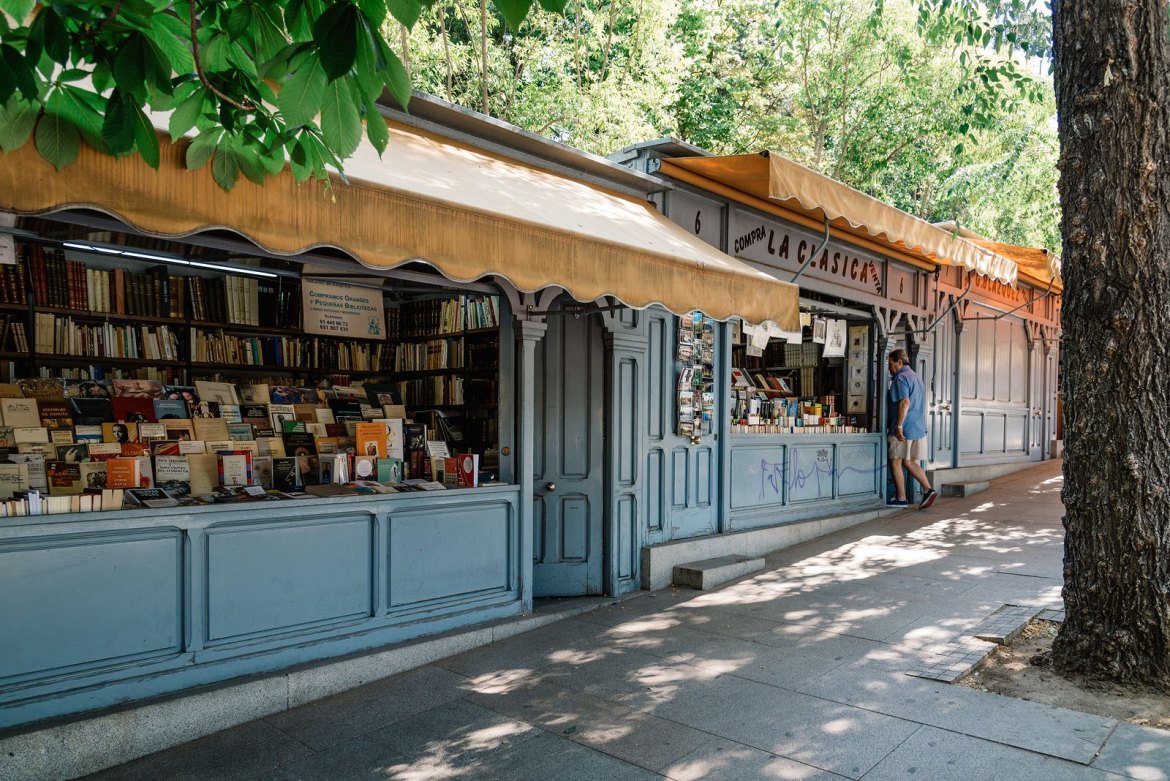 Casetas de libros de la Cuesta de Moyano junto al Real Jardín Botánico, Madrid