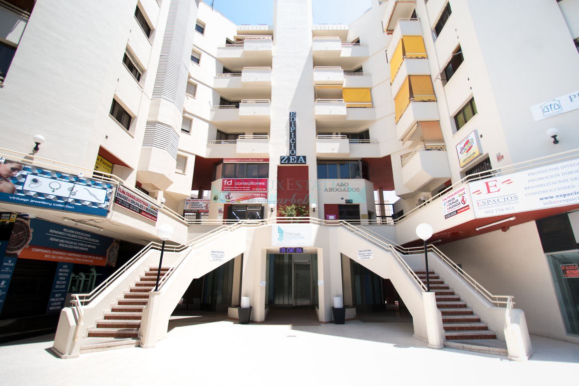 Oficina comercial ubicada en el centro de Marbella, en la carretera principal, a un paso del casco antiguo.