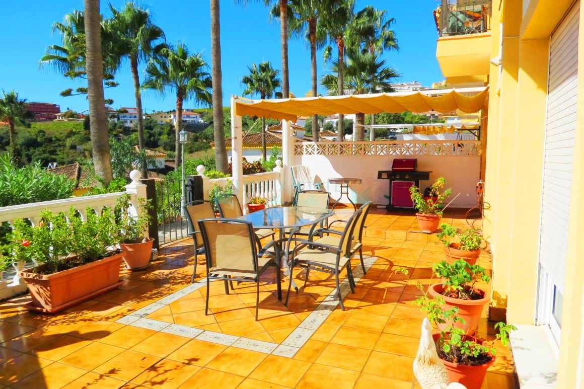 Corner townhouse with marvelous sea views just between the town and the beach