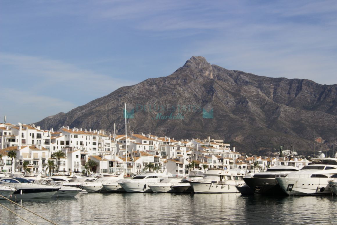 Luxury 3 bedroom apartment in Puerto Banus, just been completely renovated with top quality finishing. Located in the Port, with stunning sea and marina views.  