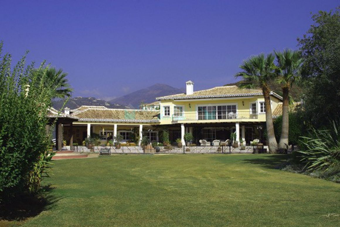 Exclusive enormous Mediterranean villa in a prestigious location