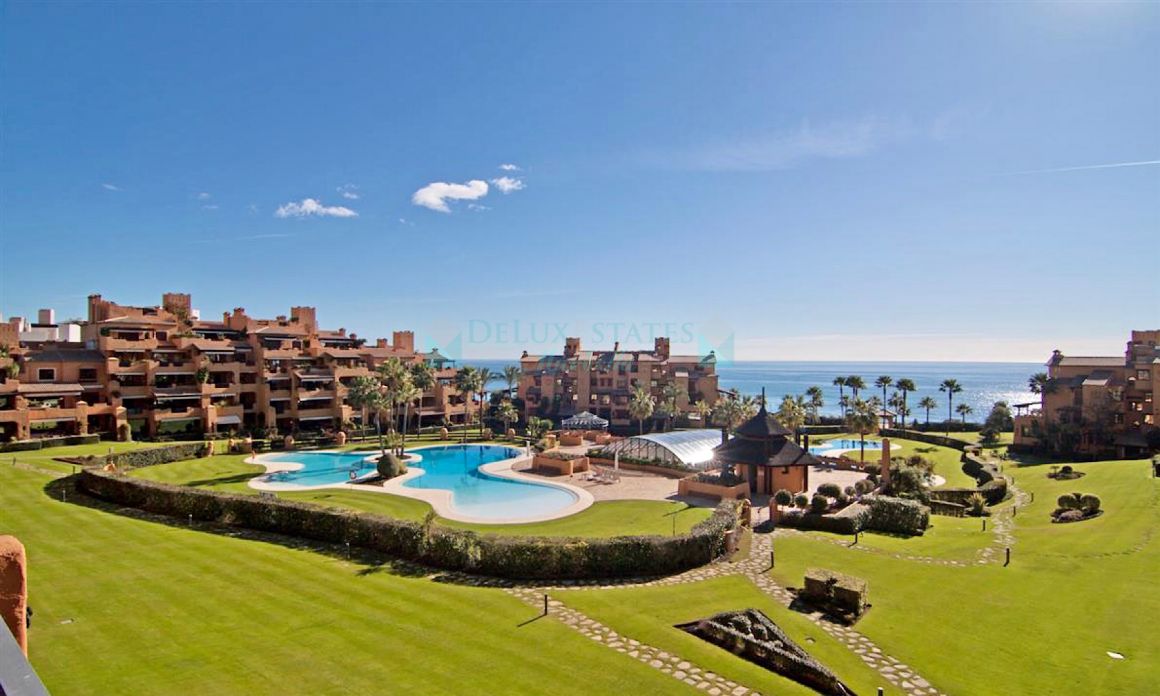 Apartamento inmaculado en 1.ª línea de playa en la Nueva Milla de Oro, Estepona, Costa del Sol