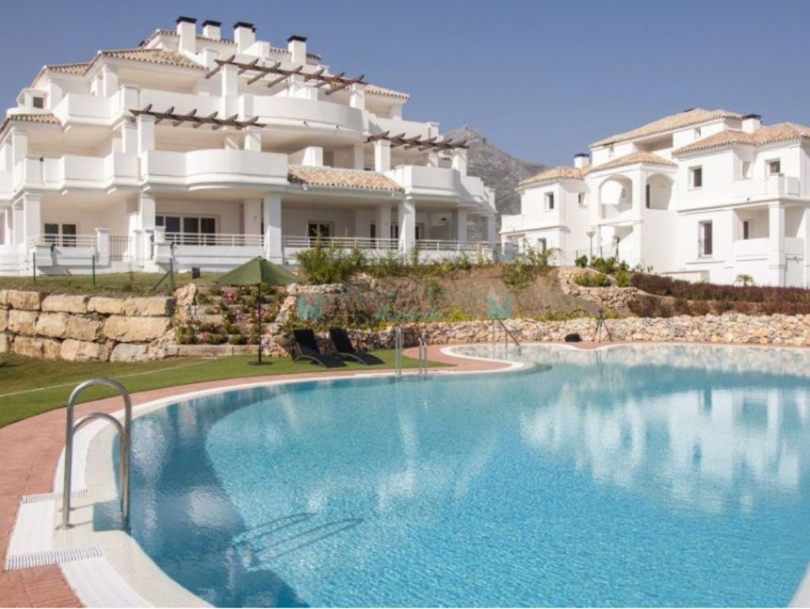 Duplex-Penthouse for rent in a luxury urbanization in Nueva Andalucia.