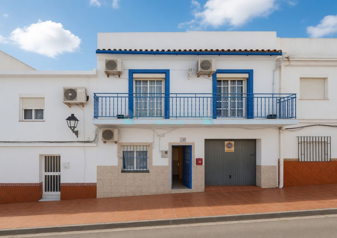 Sweet three-level house in a friendly town