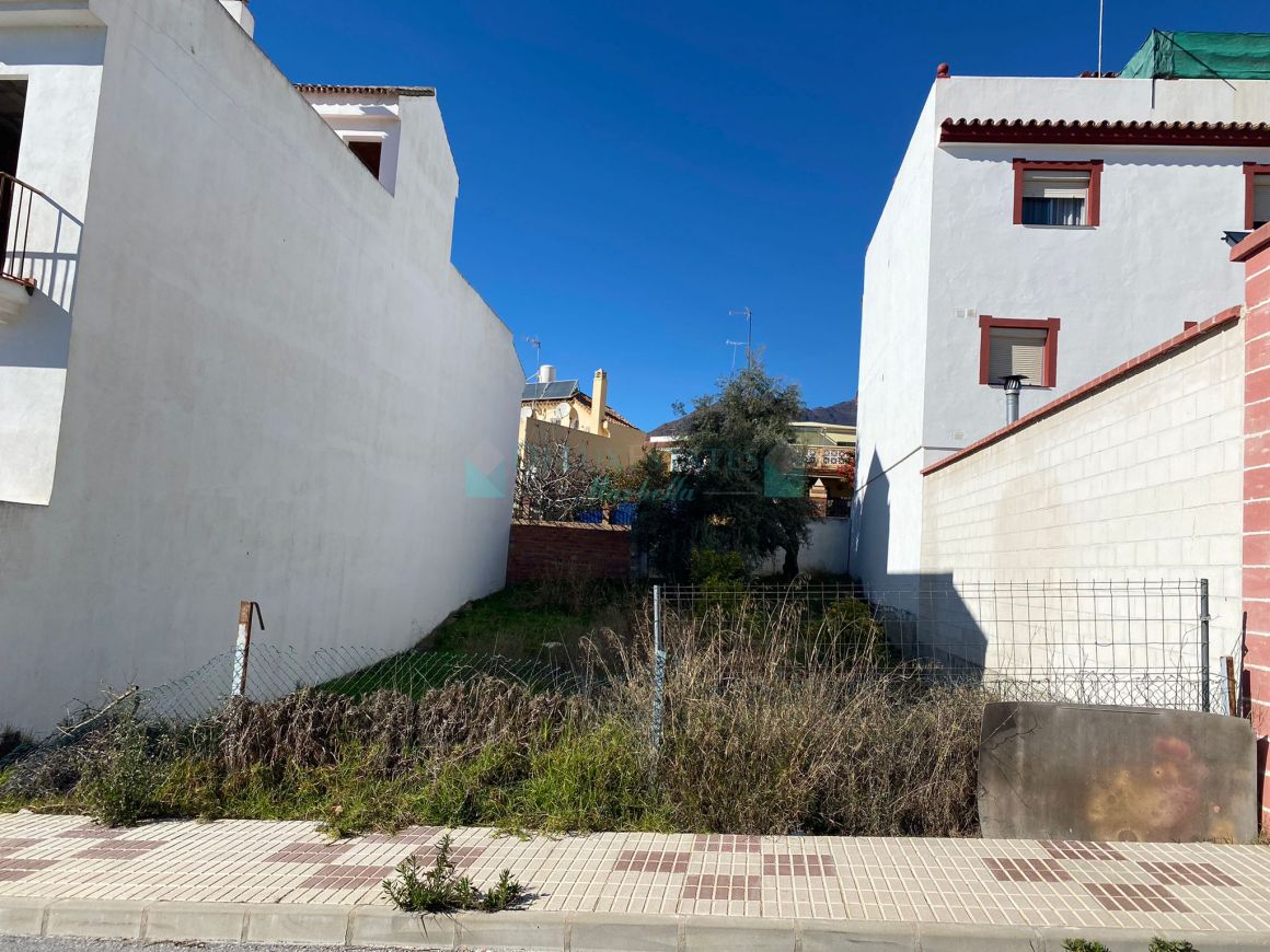 Plot in the nice district of Estepona