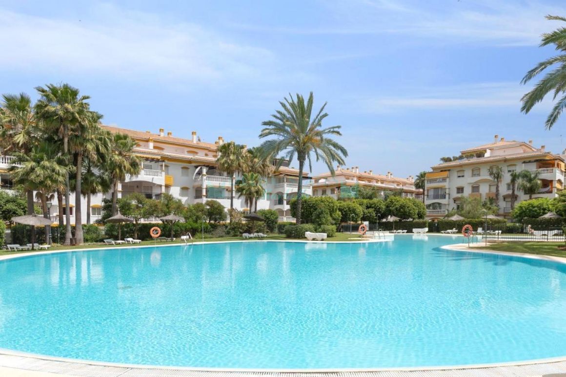 Excellent 3 bedroom ground floor apartment in Dama de Noche, Marbella.