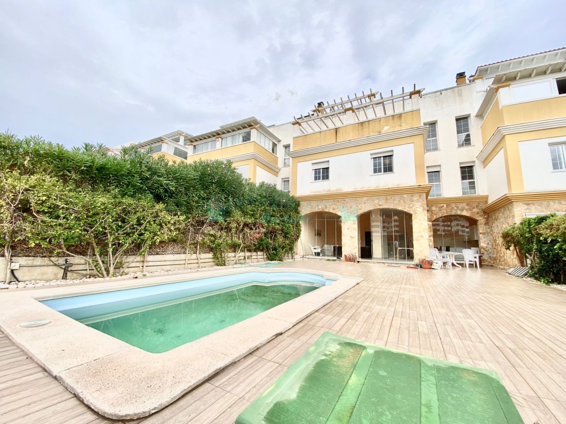 Gran casa adosado con piscina privada en Calahonda, Mijas.