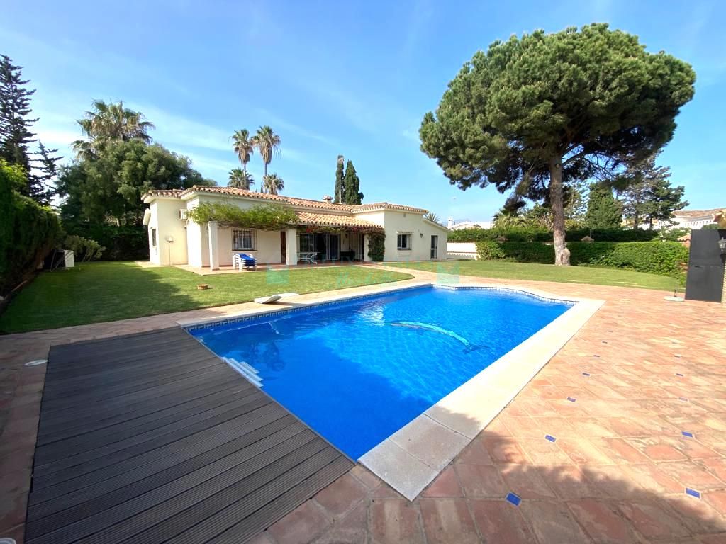 Long-term villa for rent on the second line of the Saladillo beach, Estepona.