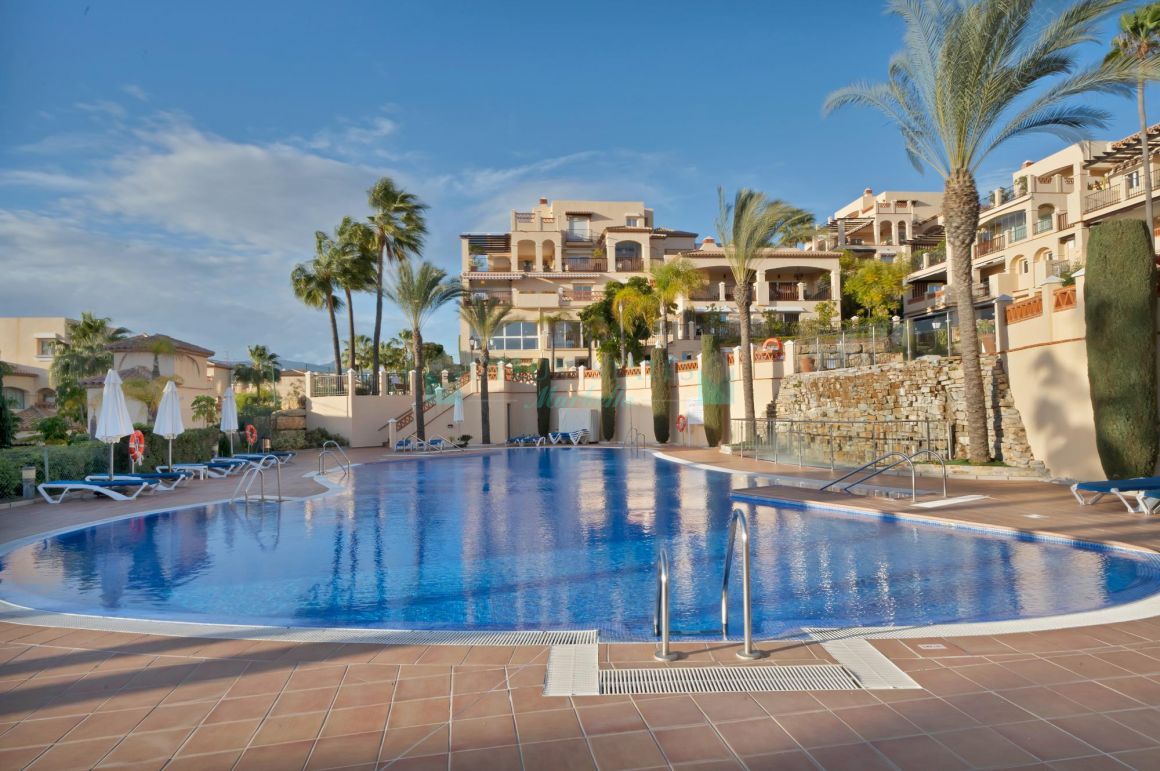 Luxury frontline golf apartment in Marques de Atalaya (Estepona)