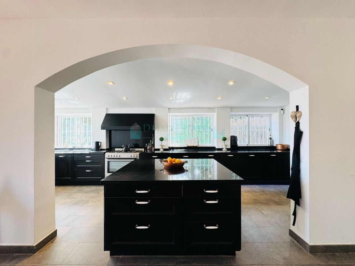 Encantadora Villa Independiente en El Castillo, Manilva