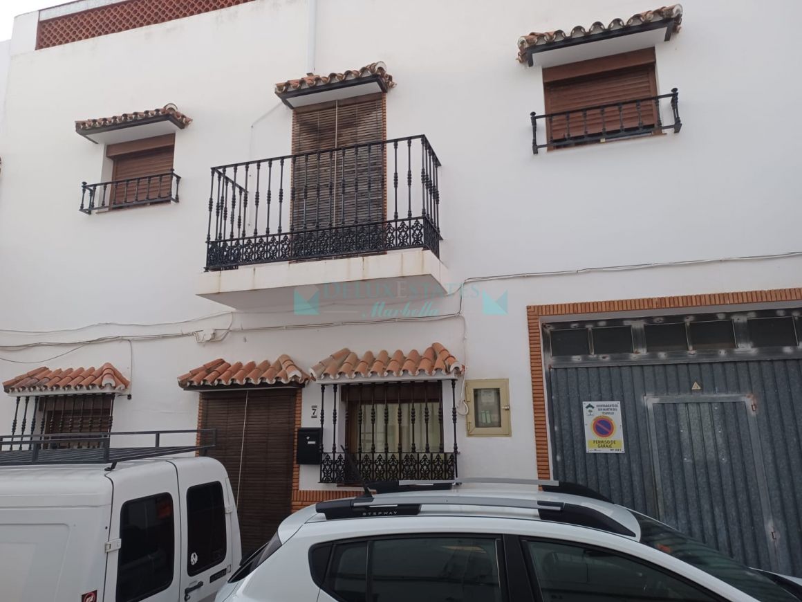 Espaciosa casa adosada familiar en el tranquilo pueblo de San Martín del Tesorillo