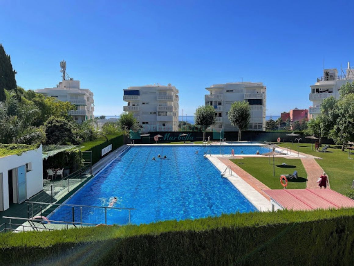 Beautifully renovated apartment in the vibrant Urbanización Parque Antena
