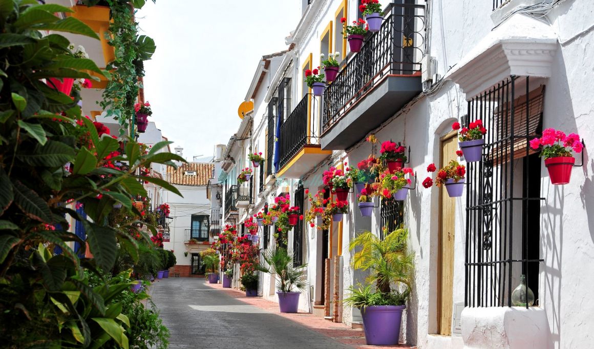 Fully renovated ground-floor apartment in Old Estepona