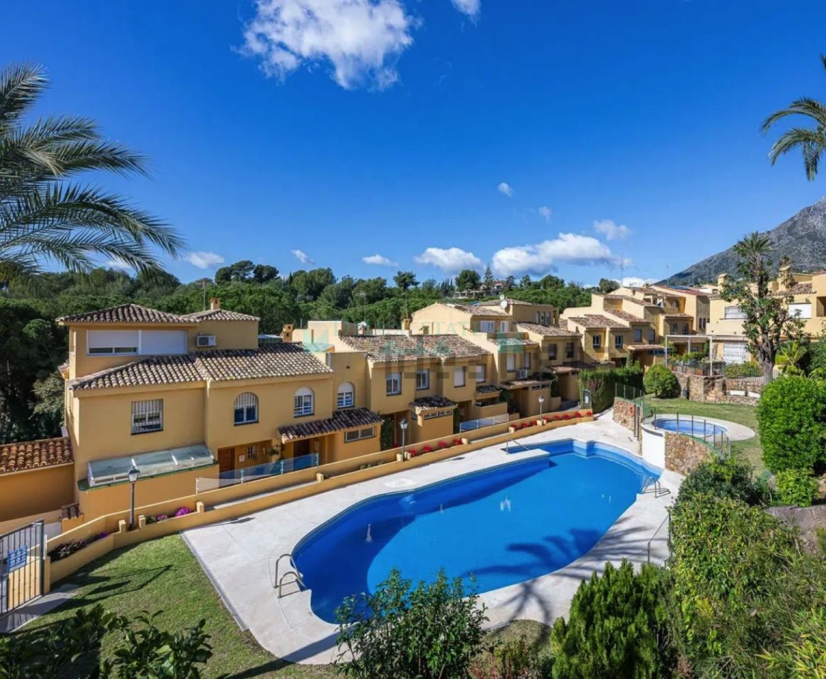 Enchanting semi-detached house with a private solarium nestled within the prestigious La Merced