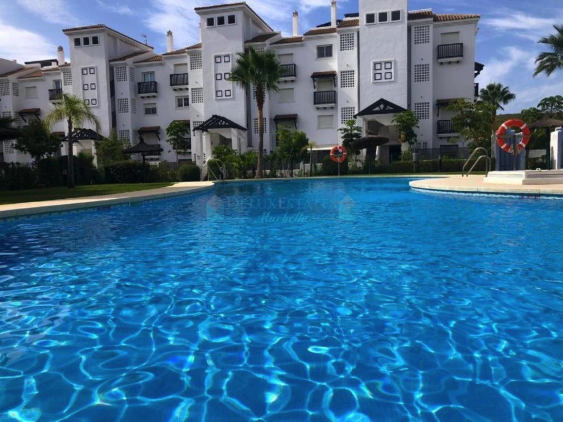 Spacious South-Facing 2-Bedroom Apartment i