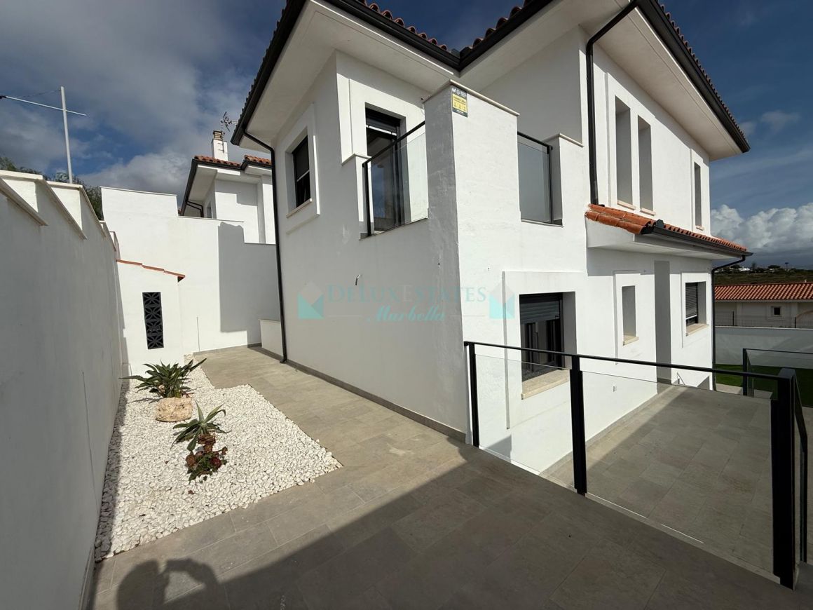 Exclusiva Villa en Manilva con Impresionantes Vistas al Mar