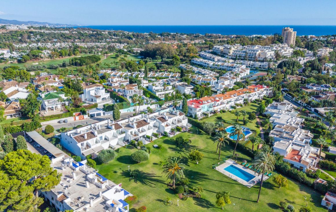 Family Home with Direct Garden & Pool Views – Fully Renovated Townhouse