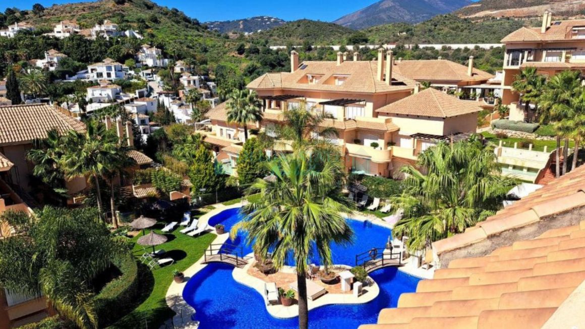 Exclusivo Apartamento de 2 Dormitorios Reformado en el Prestigioso Aloha Hill Club