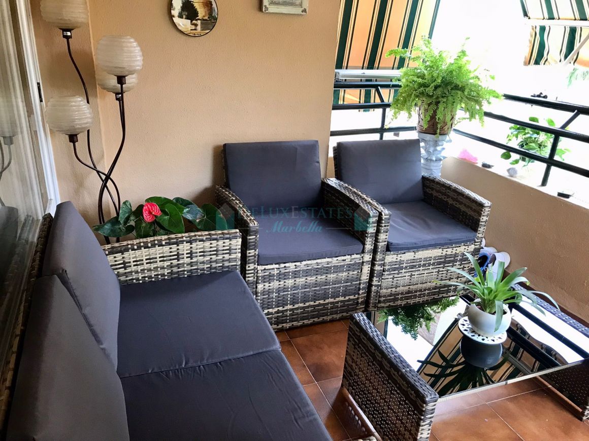 Spacious 4-Bedroom Apartment with Tourist Licence