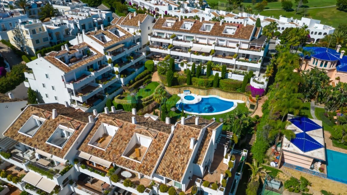Beautiful Two-Bedroom Apartment in the Heart of Aloha