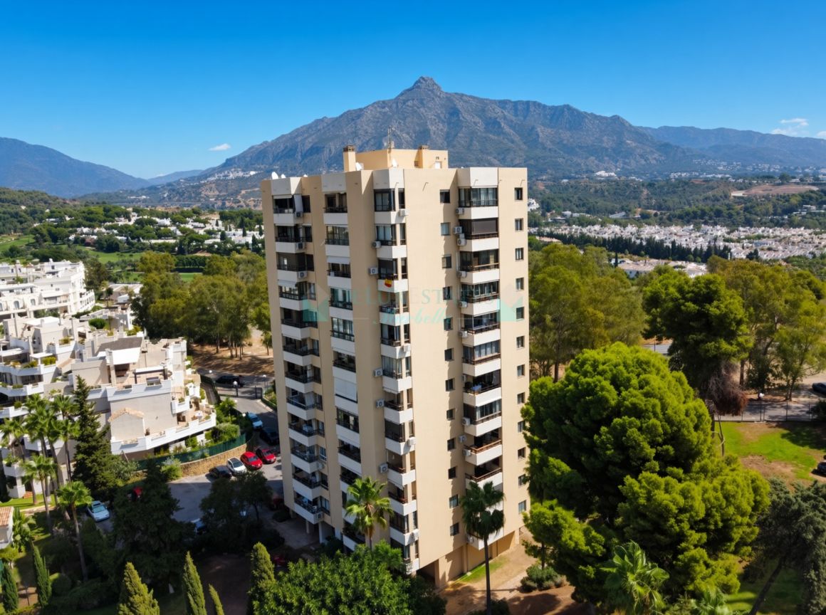 Exclusive 2-Bedroom Apartment with Sea & La Concha Views
