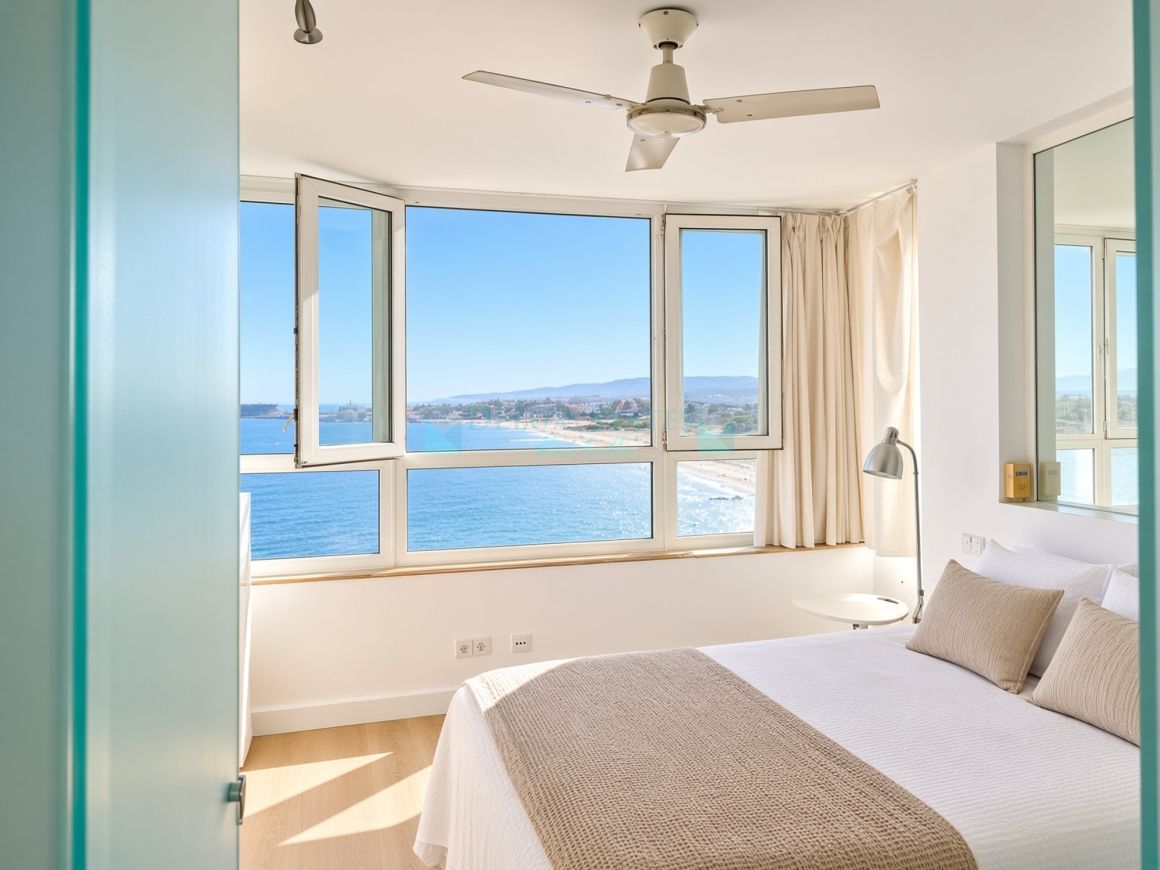 12th-Floor Apartment with Panoramic Sea Views