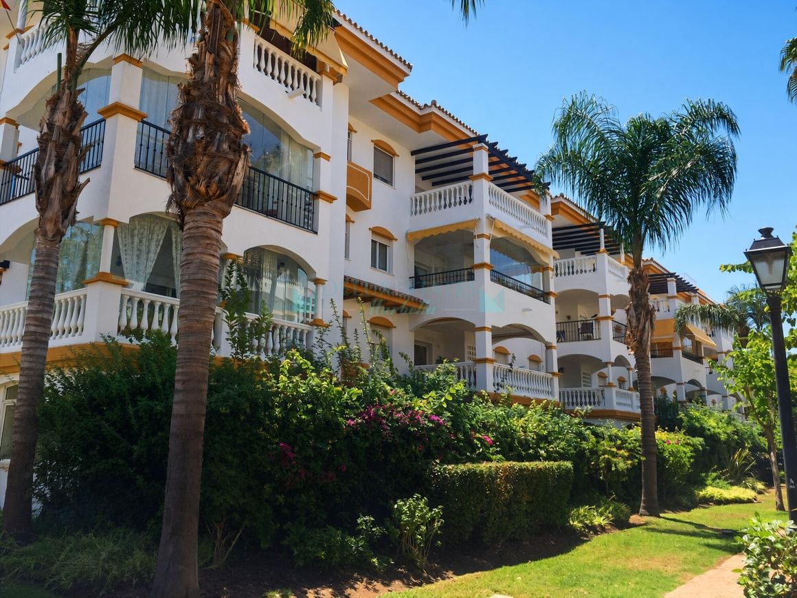 A Bright Two-Bedroom Apartment in La Dama de Noche, with a Terrace over the Gardens