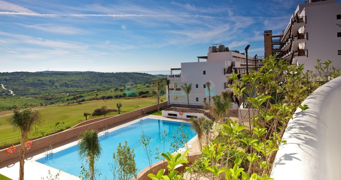 Espectacular Ático de 2 Dormitorios con Solárium Privado y Vistas Panorámicas al Mar y al Golf
